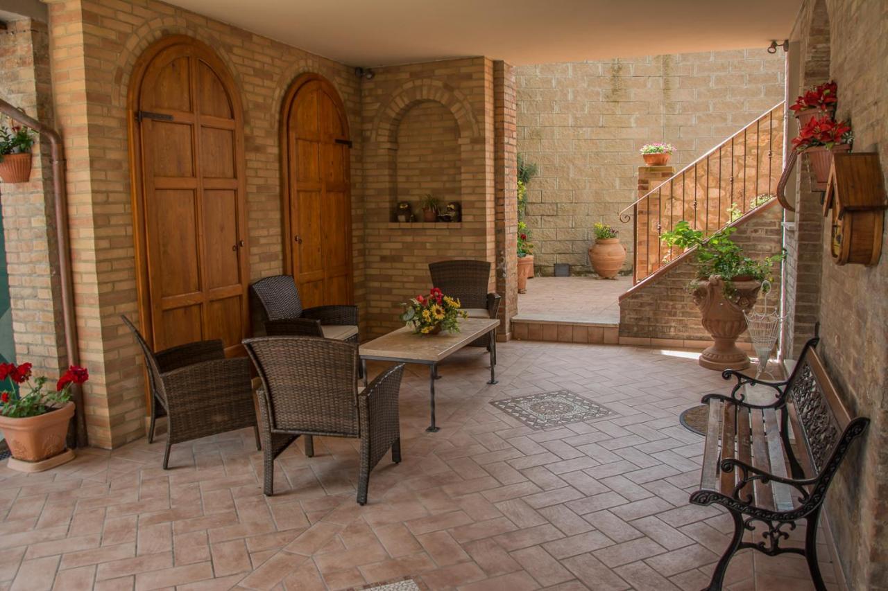 I Due Cipressi Guest House Torrenieri Екстериор снимка